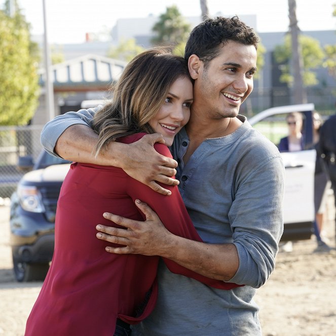 Scorpion - Who Let the Dog Out ('Cause Now It's Stuck in a Cistern) - De la película - Katharine McPhee, Elyes Gabel