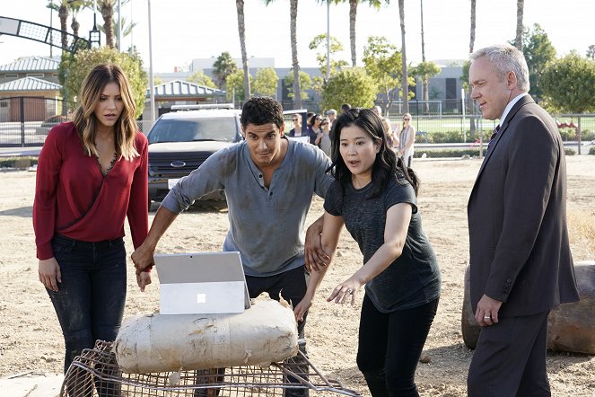 Scorpion - Who Let the Dog Out ('Cause Now It's Stuck in a Cistern) - Film - Katharine McPhee, Elyes Gabel, Jadyn Wong