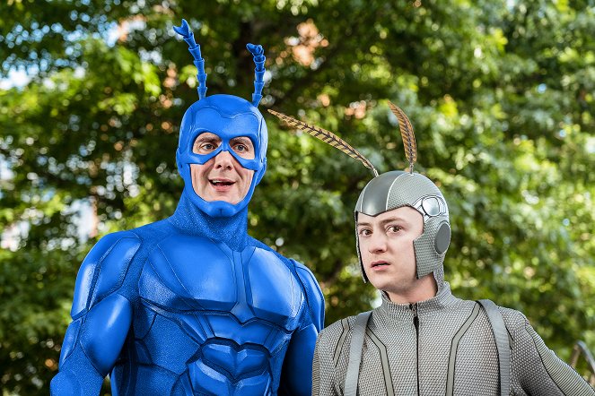 The Tick - Season 1 - The Beginning of the End - Filmfotos - Peter Serafinowicz, Griffin Newman