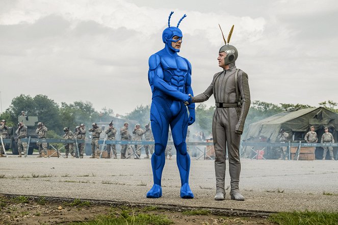 The Tick - Season 1 - The Beginning of the End - Filmfotos - Peter Serafinowicz, Griffin Newman