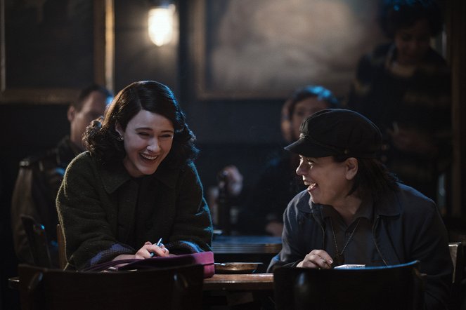 The Marvelous Mrs. Maisel - The Disappointment of the Dionne Quintuplets - Van film - Rachel Brosnahan, Alex Borstein