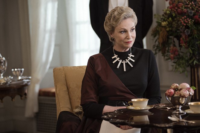 The Marvelous Mrs. Maisel - Season 1 - Put That On Your Plate! - Photos - Jane Lynch