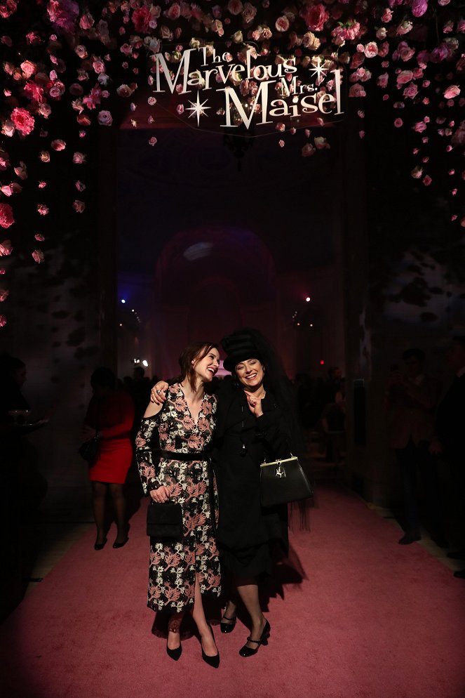 Úžasná paní Maiselová - Z akcií - "The Marvelous Mrs. Maisel" Premiere at Village East Cinema in New York on November 13, 2017 - Rachel Brosnahan, Amy Sherman-Palladino