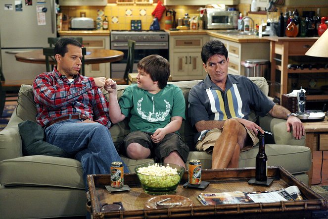 Two and a Half Men - Season 4 - It Never Rains in Hooterville - Photos - Jon Cryer, Angus T. Jones, Charlie Sheen