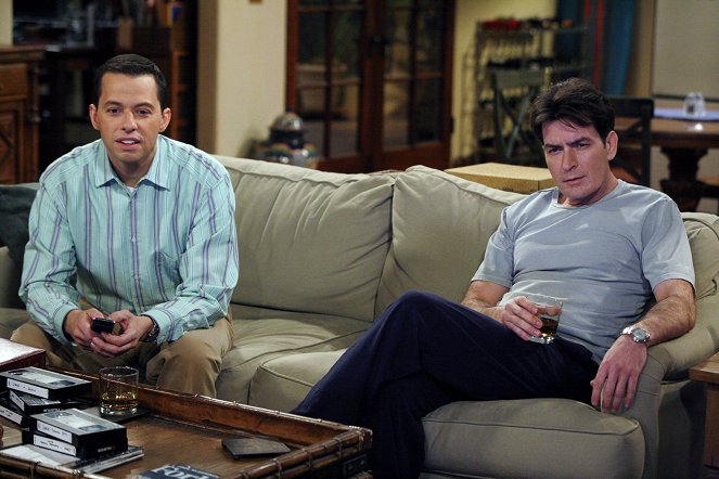Two and a Half Men - It Never Rains in Hooterville - Photos - Jon Cryer, Charlie Sheen