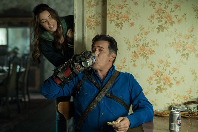 Ash vs. Evil Dead - Tales from the Rift - Filmfotók - Arielle Carver-O'Neill, Bruce Campbell