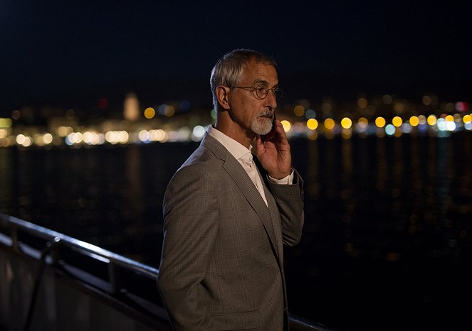 McMafia - Episode 4 - Photos - David Strathairn