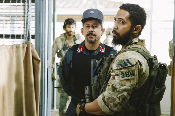 SEAL Team - Glaubhafte Bedrohung - Filmfotos - Ismail Bashey, Neil Brown Jr.
