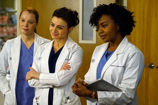 Grey's Anatomy - Season 12 - I Wear the Face - Photos - Samantha Sloyan, Caterina Scorsone, Jerrika Hinton