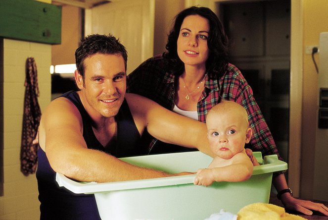 McLeod's Daughters - Through the Looking Glass - Photos - Aaron Jeffery, Lisa Chappell