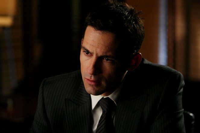 Without a Trace - Season 6 - Claus and Effect - Photos - Enrique Murciano