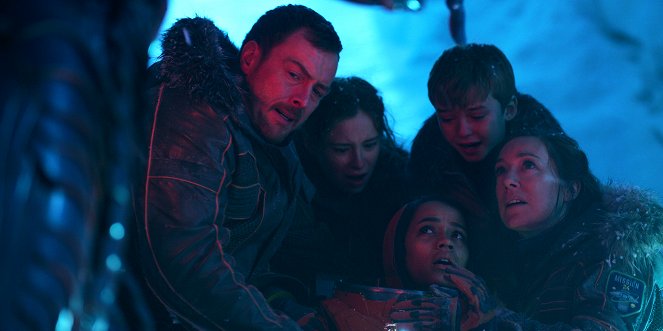 Lost in Space - Impacto - De la película - Toby Stephens, Mina Sundwall, Taylor Russell, Maxwell Jenkins, Molly Parker