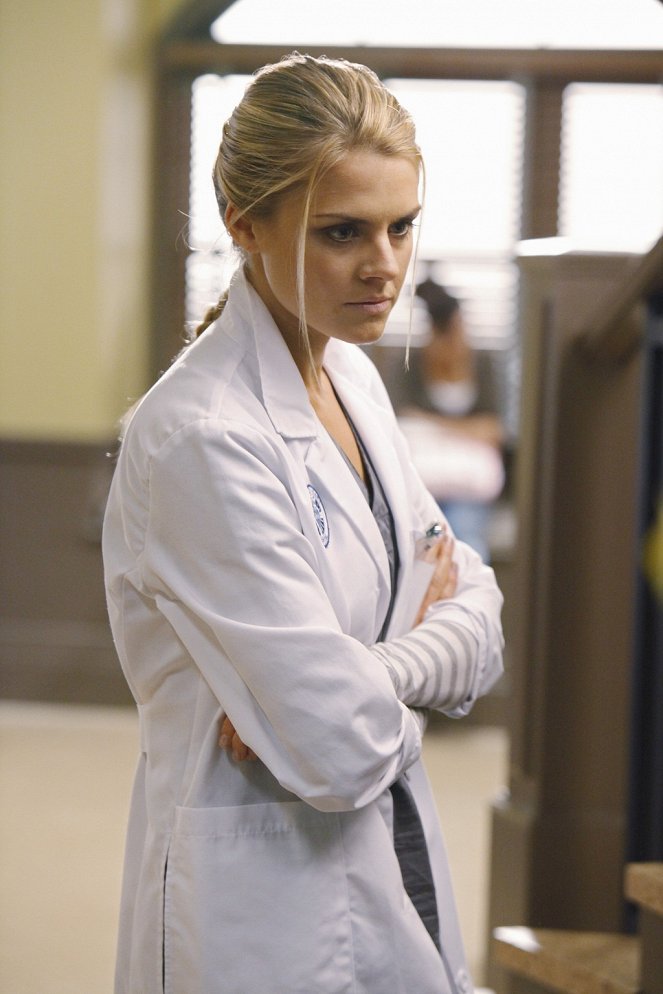 Scrubs - Our Drunk Friend - Photos - Eliza Coupe