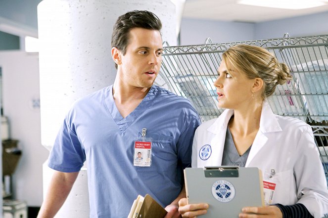 Scrubs - Scrubs: Med School - Our Mysteries - Photos - Michael Mosley, Eliza Coupe