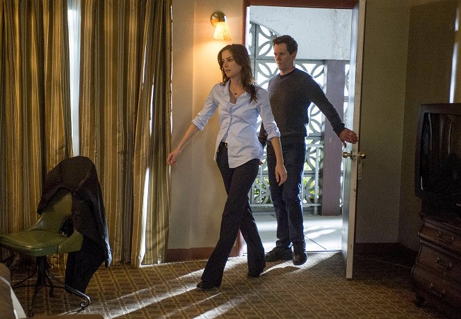 The Following - Reflection - Photos - Jessica Stroup, Kevin Bacon