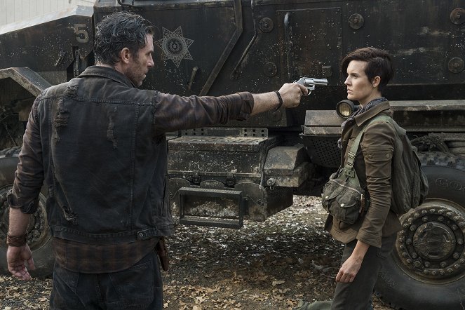 Fear the Walking Dead - What's Your Story? - Photos - Clint James, Maggie Grace