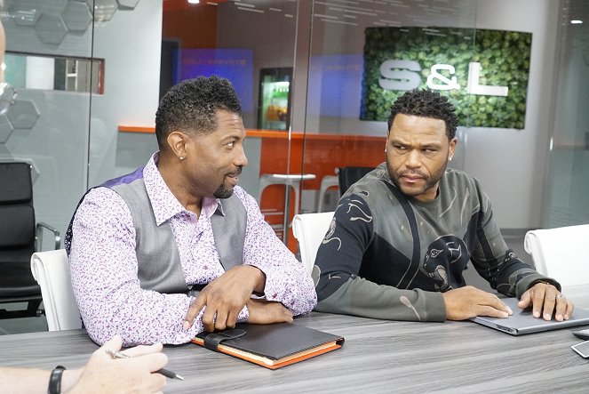 Black-ish - Season 4 - Juneteenth: The Musical - Photos - Deon Cole, Anthony Anderson