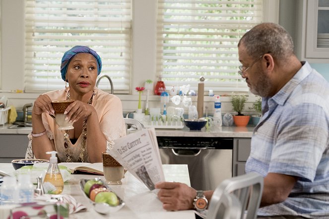 Black-ish - Season 4 - Mother Nature - Photos - Jenifer Lewis, Laurence Fishburne