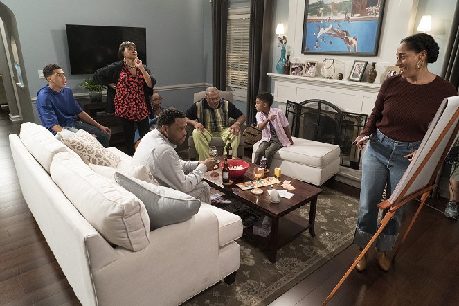 Black-ish - Advance to Go (Collect $200) - Photos - Marcus Scribner, Jenifer Lewis, Marsai Martin, Anthony Anderson, Laurence Fishburne, Miles Brown, Tracee Ellis Ross