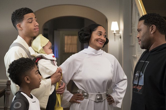 Black-ish - Season 4 - Advance to Go (Collect $200) - Photos - Marcus Scribner, Miles Brown, Tracee Ellis Ross, Anthony Anderson