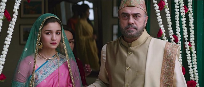 Raazi - Die Agentin - Filmfotos - Alia Bhatt, Rajit Kapoor