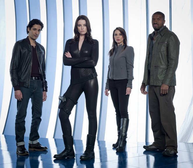 Continuum - Season 2 - Werbefoto - Stephen Lobo, Rachel Nichols, Lexa Doig, Roger Cross