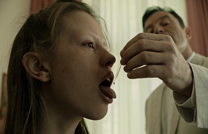 Az egészség ellenszere - Filmfotók - Mia Goth