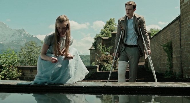 A Cure for Wellness - Van film - Mia Goth, Dane DeHaan