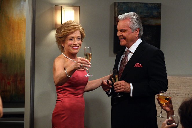 Two and a Half Men - Season 5 - Shoes, Hats, Pickle Jar Lids - Photos - Holland Taylor, Robert Wagner