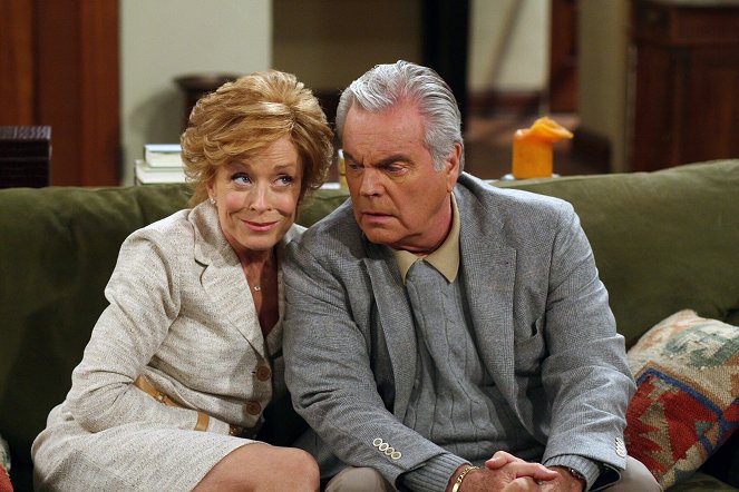 Two and a Half Men - Season 5 - Shoes, Hats, Pickle Jar Lids - Photos - Holland Taylor, Robert Wagner