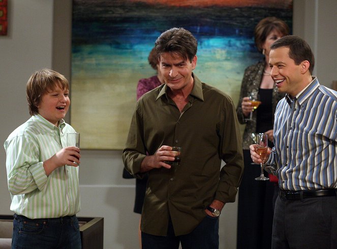 Two and a Half Men - Shoes, Hats, Pickle Jar Lids - Photos - Angus T. Jones, Charlie Sheen, Jon Cryer