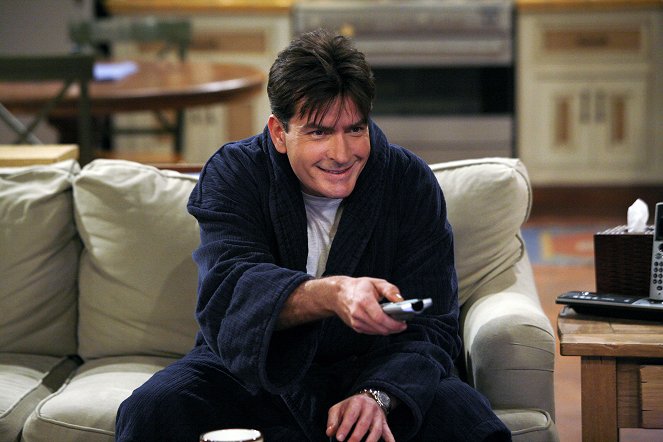 Two and a Half Men - Is There a Mrs. Waffles? - Van film - Charlie Sheen