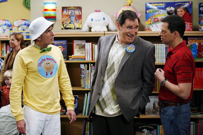 Two and a Half Men - Is There a Mrs. Waffles? - Photos - Charlie Sheen, Richard Kind, Jon Cryer