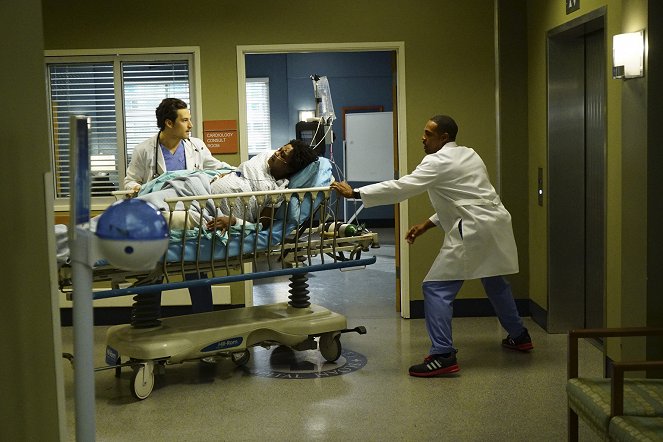 Grey's Anatomy - There's a Fine, Fine Line - Photos - Giacomo Gianniotti, Jason George
