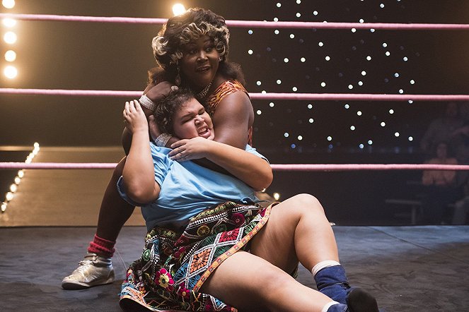 GLOW - Money’s in the Chase - Photos - Kia Stevens, Britney Young