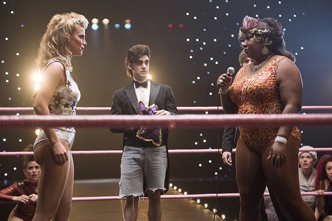 GLOW - Money’s in the Chase - Photos - Betty Gilpin, Alex Rich, Kia Stevens