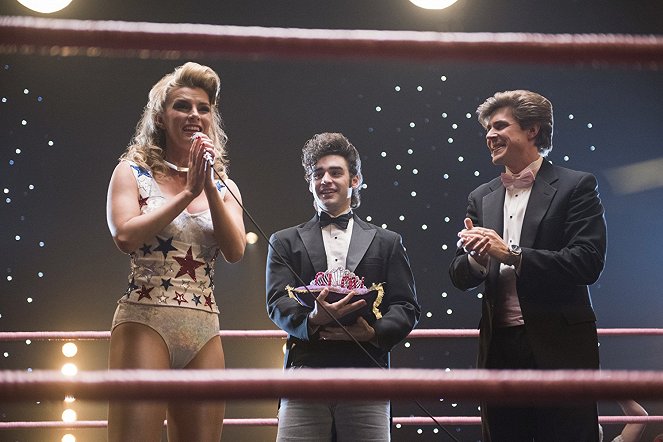 GLOW - Money’s in the Chase - Photos - Betty Gilpin, Alex Rich, Christopher Lowell