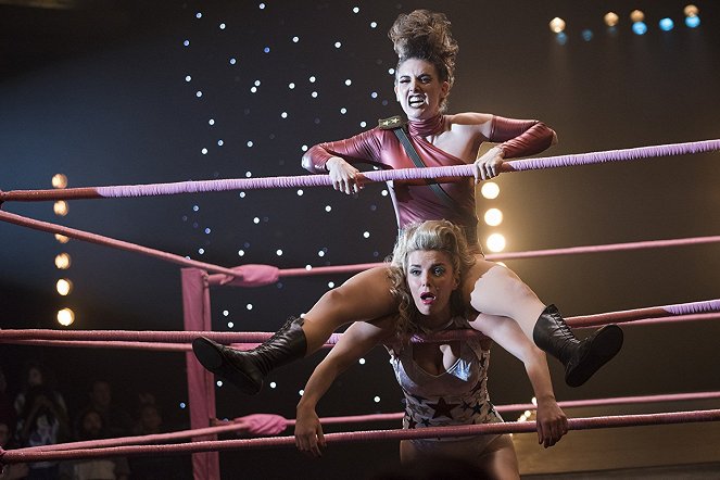 GLOW: Nádherné ženy wrestlingu - Cesta je cíl - Z filmu - Alison Brie, Betty Gilpin