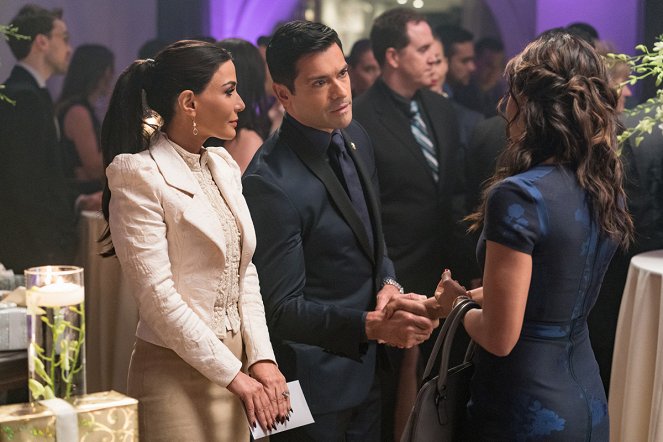 Riverdale - Chapter Twenty-Five: The Wicked and the Divine - Photos - Marisol Nichols, Mark Consuelos