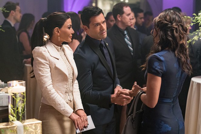 Riverdale - Kapitel fünfundzwanzig: „The Wicked and the Divine“ - Filmfotos - Marisol Nichols, Mark Consuelos