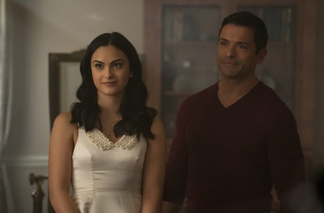 Riverdale - Chapter Twenty-Five: The Wicked and the Divine - Photos - Camila Mendes, Mark Consuelos