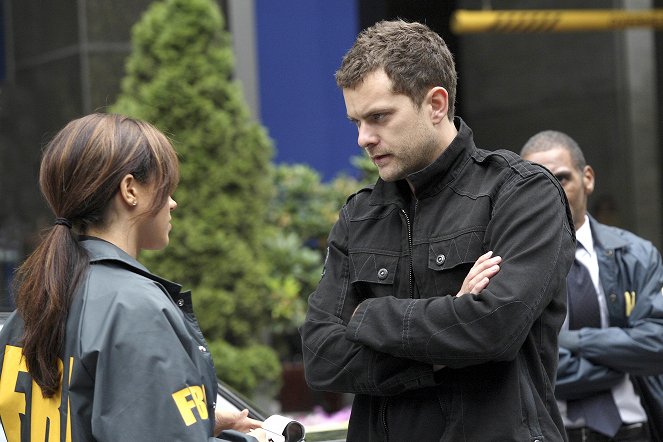 Fringe - Season 2 - A New Day in the Old Town - Film - Joshua Jackson