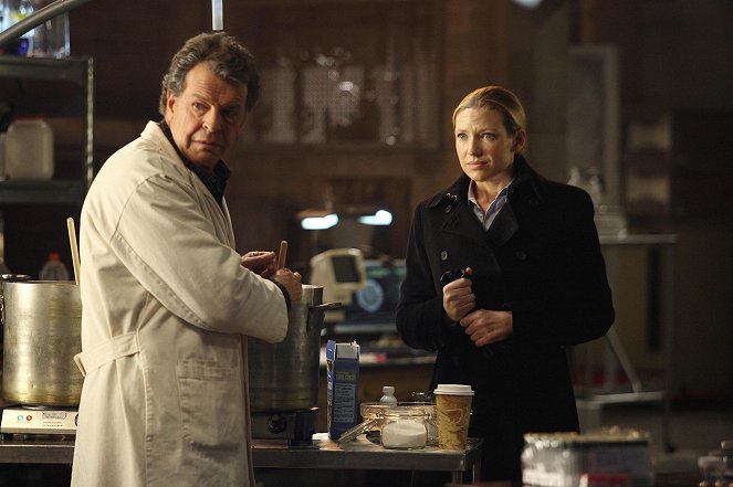 Fringe - Olivia. In the Lab. With the Revolver - Photos - John Noble, Anna Torv