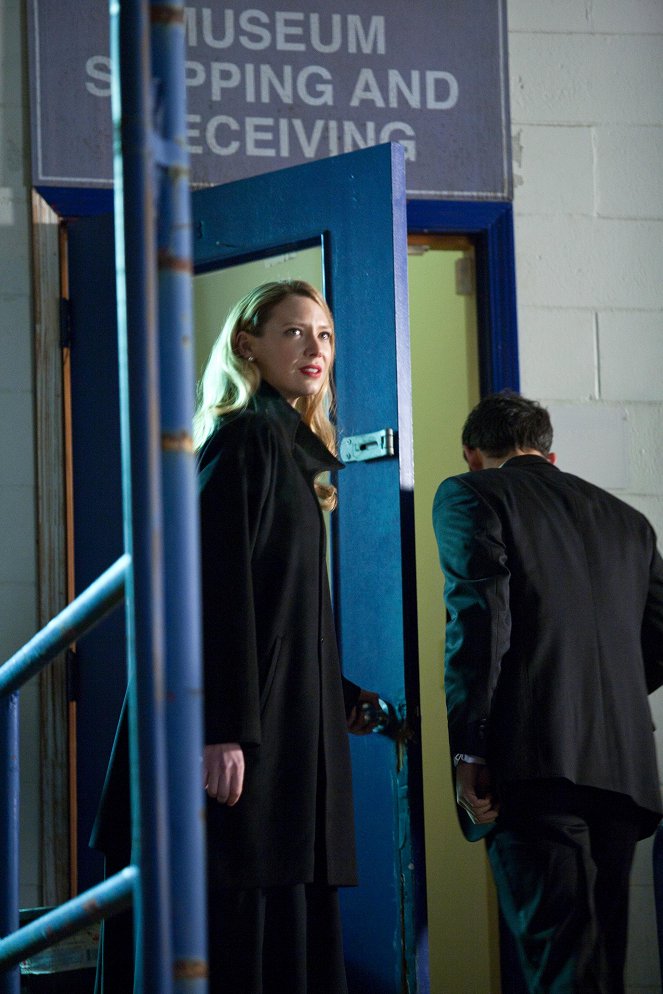 Fringe - Season 3 - Concentrate and Ask Again - Photos - Anna Torv