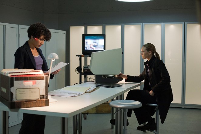 Fringe - Grenzfälle des FBI - Versuchsperson 9 - Filmfotos - Jasika Nicole, Anna Torv