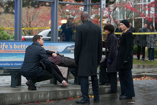 Fringe - Making Angels - Photos - Joshua Jackson, Jasika Nicole, Anna Torv