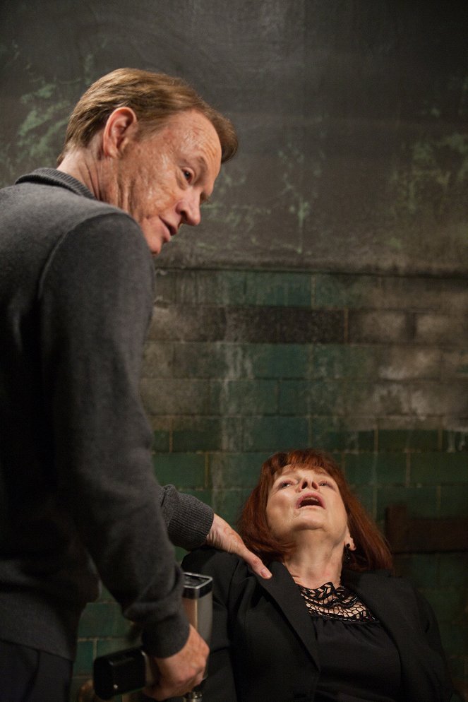 Fringe - The End of All Things - Photos - Jared Harris, Blair Brown