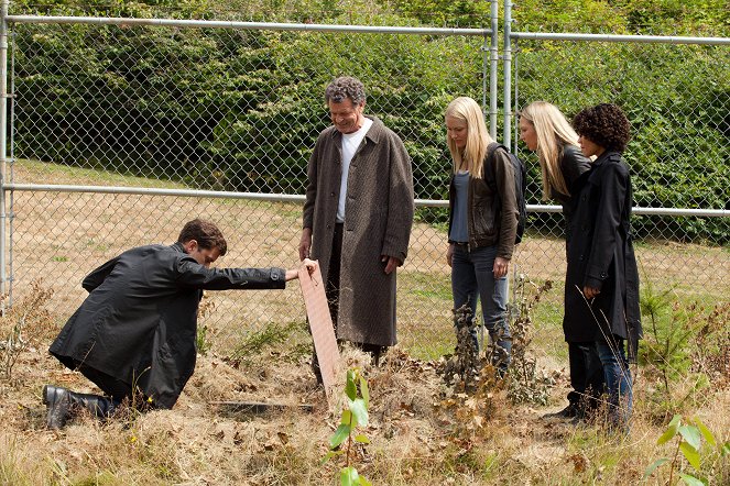 Fringe - Season 5 - In Absentia - Photos - Joshua Jackson, John Noble, Georgina Haig, Anna Torv, Jasika Nicole