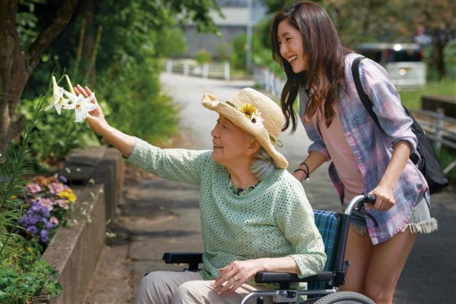 Walking with My Grandma - Photos - Mitsuko Kusabue, 長渕文音