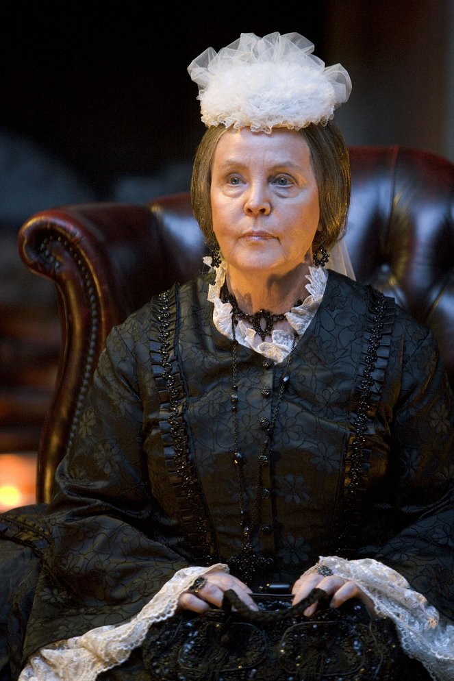 Doctor Who - Season 2 - Tooth and Claw - Photos - Pauline Collins